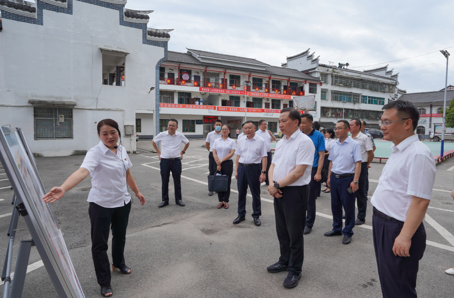 陈潇调研张家界市基层党建工作