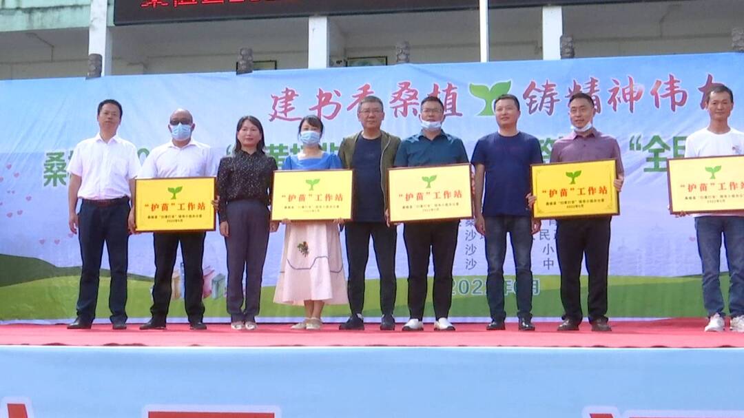 “扫黄打非—护苗•绿书签”暨“全民阅读”活动走进沙塔坪小学