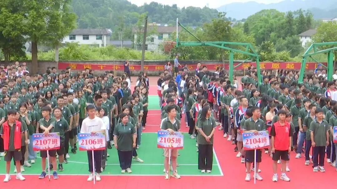 品预防教育日，洪家关白族乡联合县禁毒办在贺龙中学开展禁毒宣传活动。