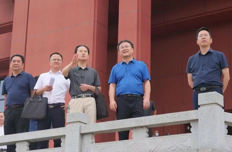 曹飞就桑植民歌节开幕式主会场筹备及乡村振兴工作现场办公