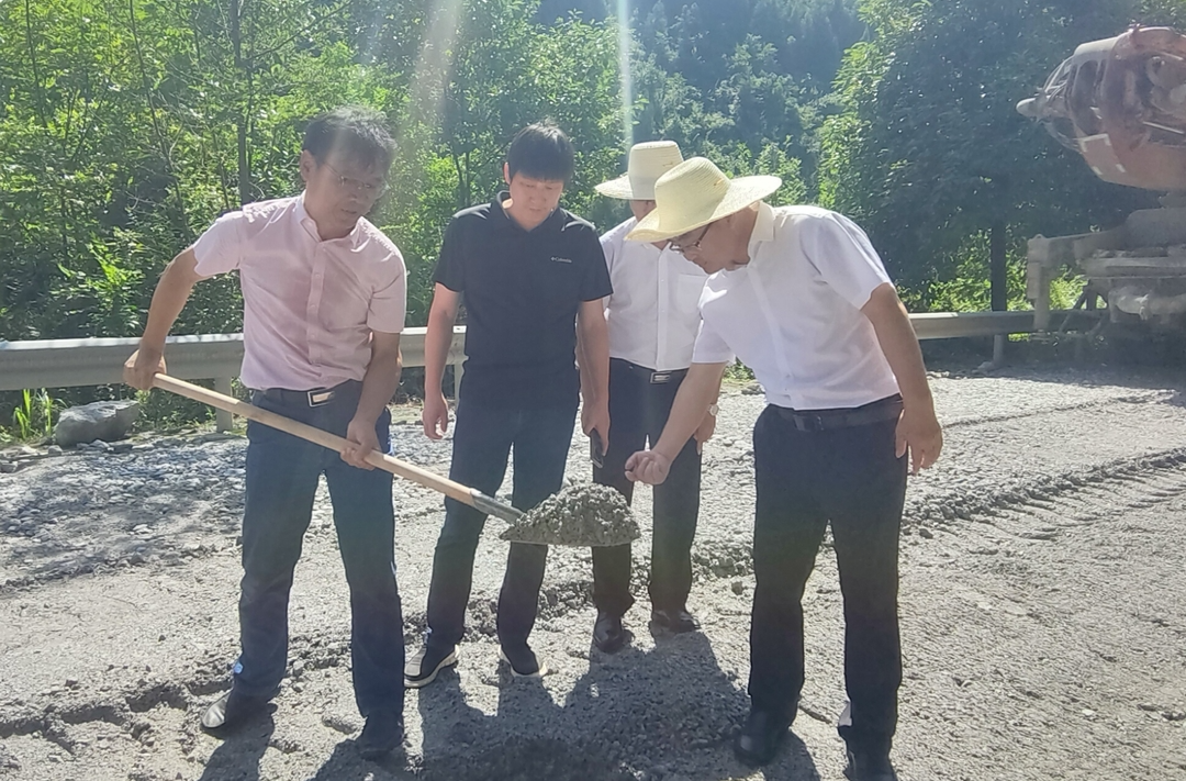 梁高武实地察看水泥混凝土路面就地冷再生施工流程