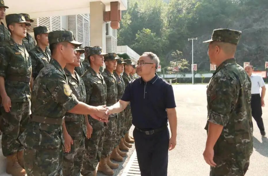 梁高武“八一”前夕慰问武警官兵、现役军人家属