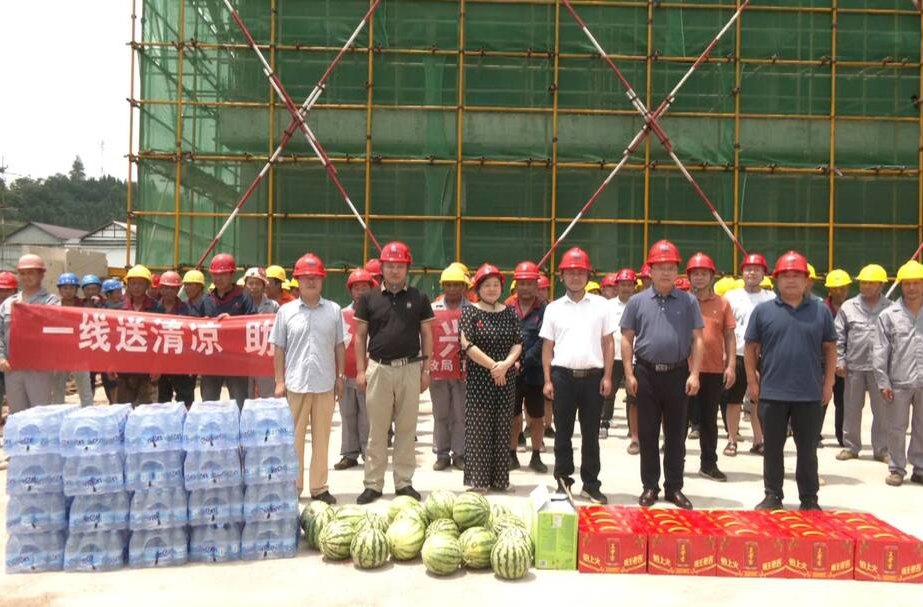 县民政局：夏日送清凉 关爱一线施工人员