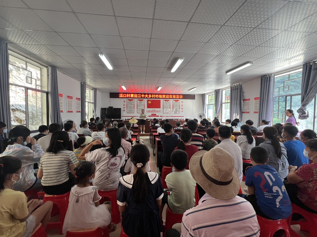 我县多单位联合为留守儿童送关爱