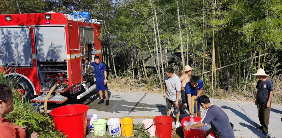 高温抗旱保民生 桑植消防在行动