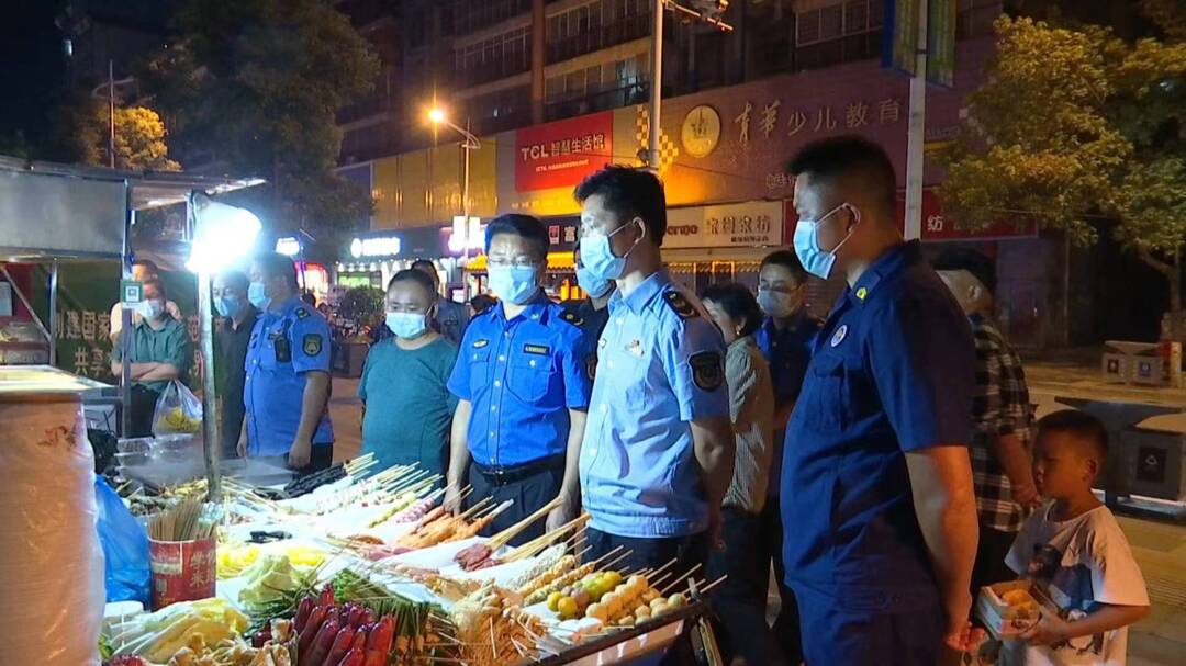 流动商贩正式搬迁 集中经营城市更美
