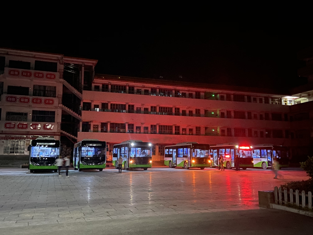 桑植县：”校园公交专线”护航学生上下学