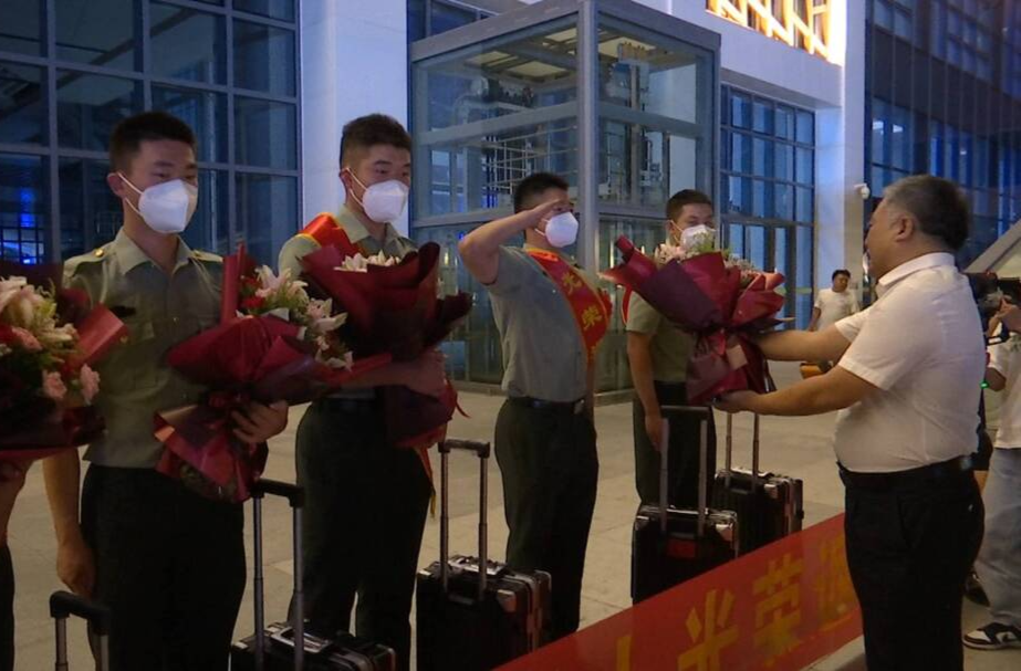 桑植：暖心接站退役军人返乡“回家”