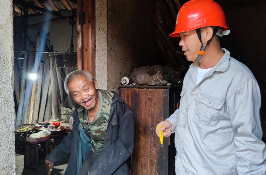 什么情况？供电所长突然被人拦住了去路……