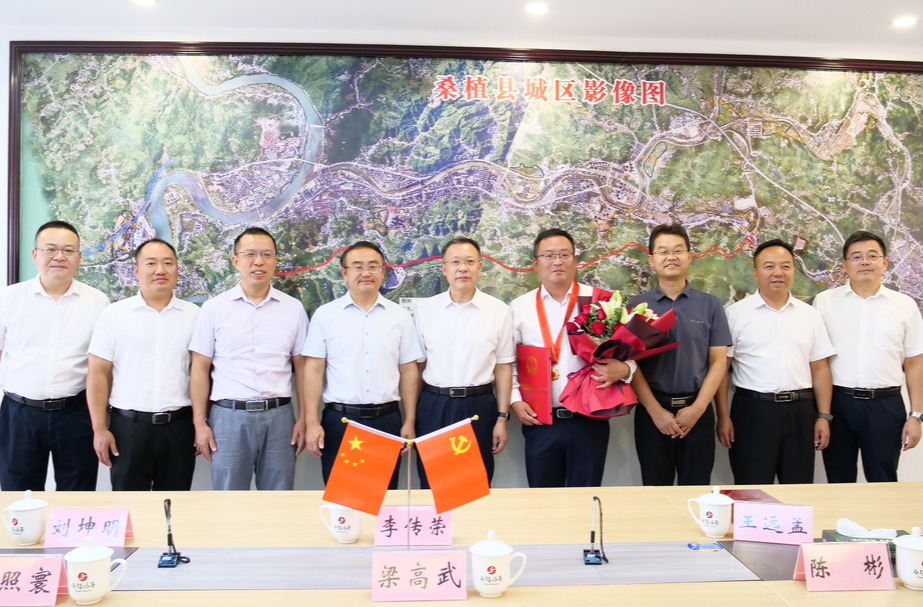李传荣看望慰问全国“人民满意的公务员”荣誉称号获得者陈彬