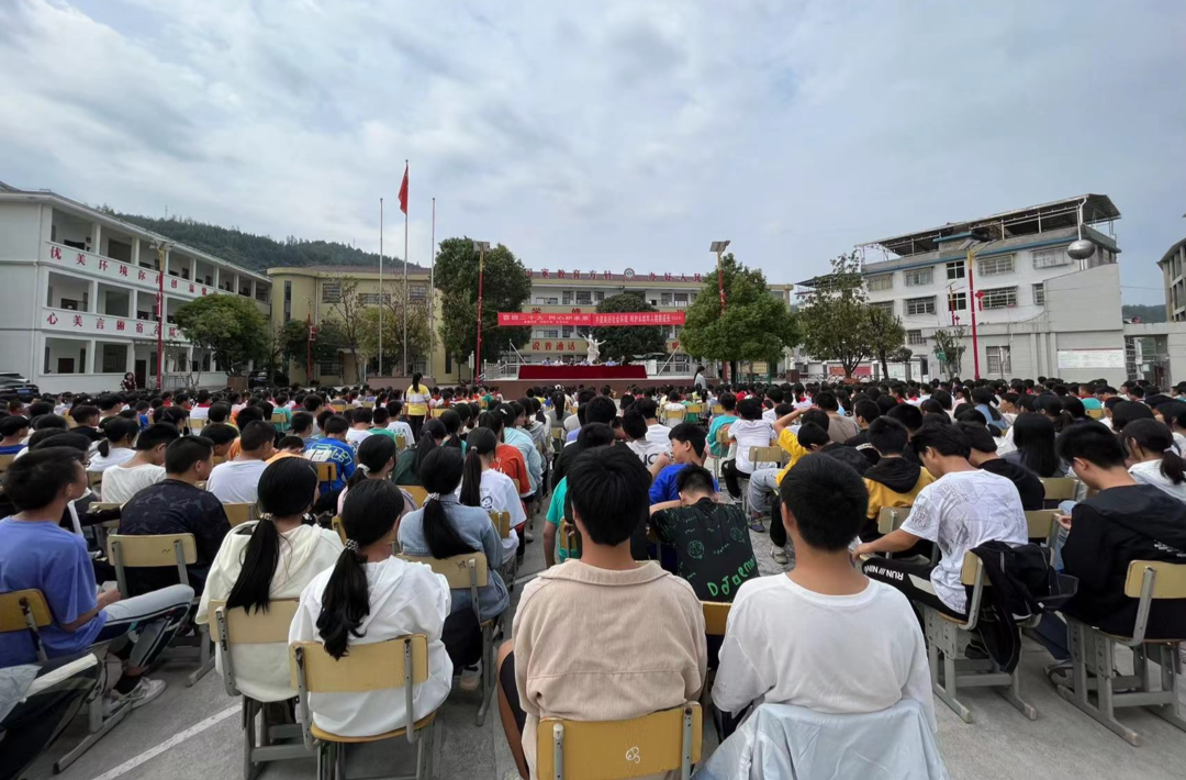 桑植县龙潭坪学校开展普法安全主题宣传活动