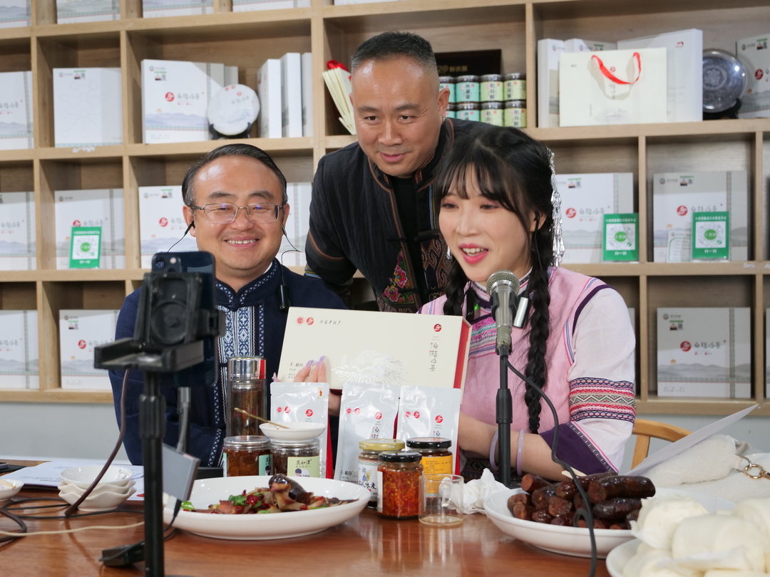 梁高武化身主播带货 助销桑植农特产品