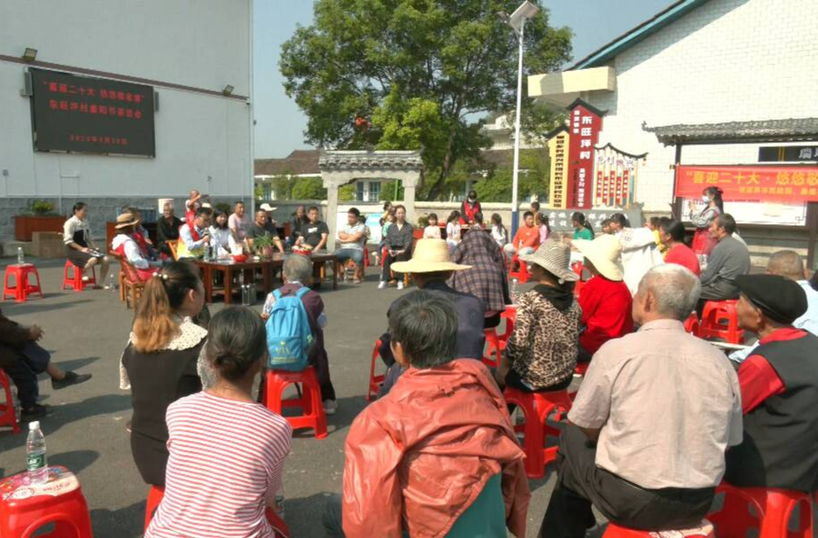 张家界市爱心协会到东旺坪村开展重阳节庆祝活动
