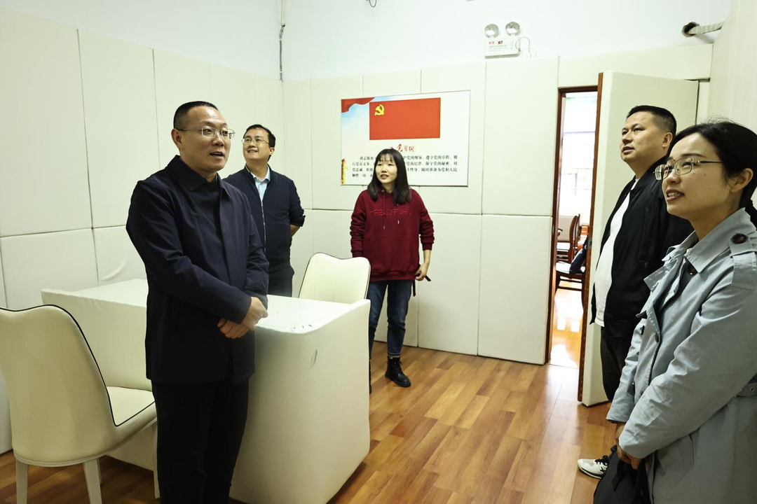 张交通调研督导值班值守、清廉村居建设等工作