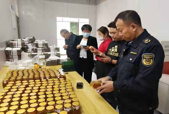 县市场监管局开展“10.14”世界标准日宣传活动