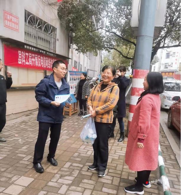 县科工局深入社区开展反电诈宣传