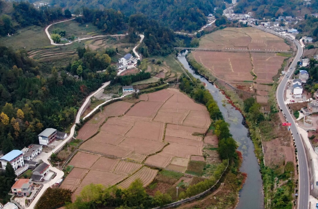 县自然资源局：党员带头抓耕保 金秋巡田送政策