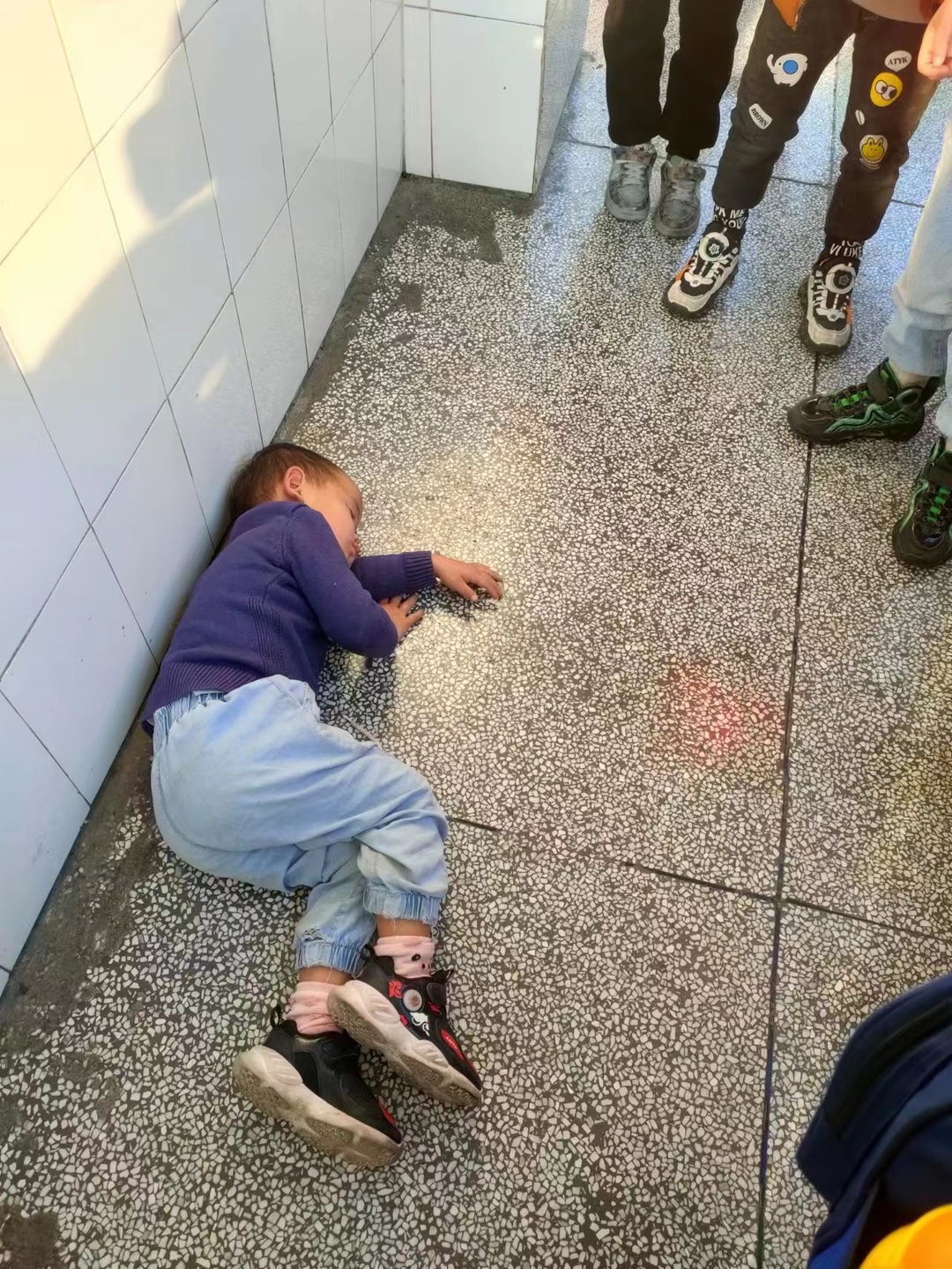 老师，您的孩子在走廊上睡着了