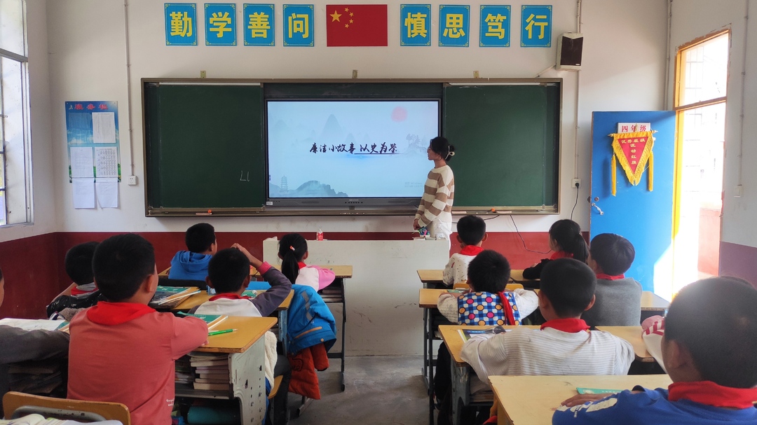 桑植县走马坪小学：大手拉小手 共读清廉故事