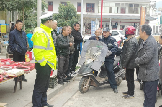 洪家关白族乡开展“一盔一带”专项整治行动