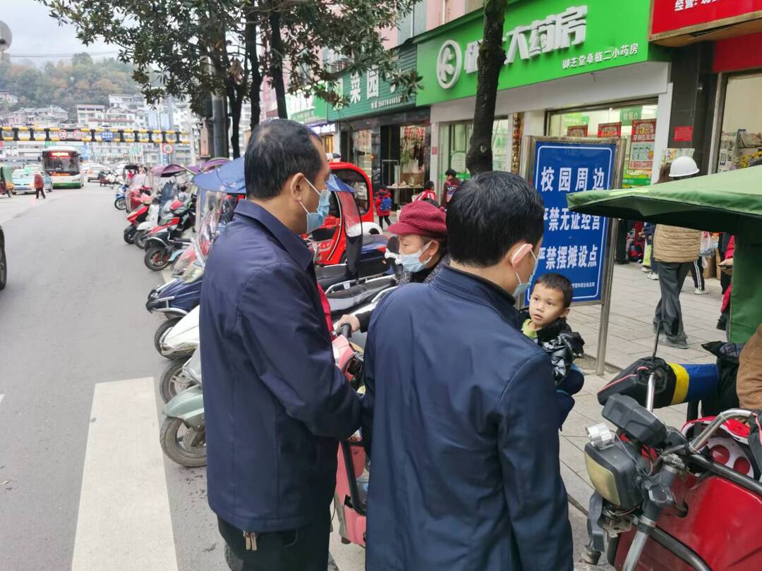 桑植县澧源镇第二小学开展 “戴帽工程”交通安全劝导工作
