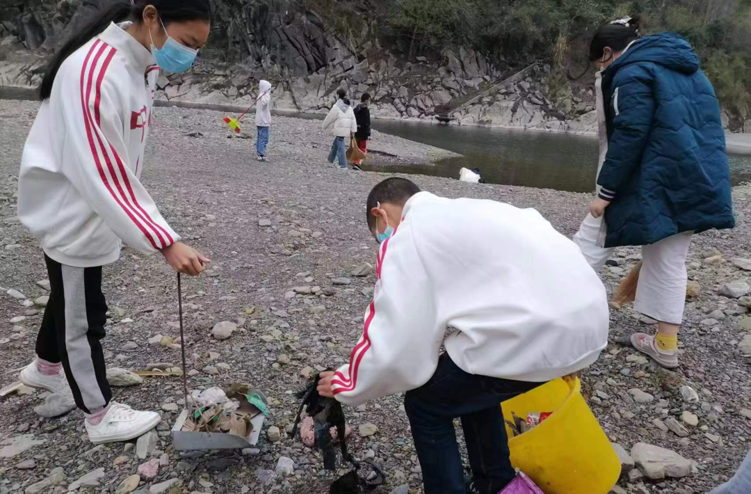 淋溪河学校开展清廉校园之保护母亲河活动
