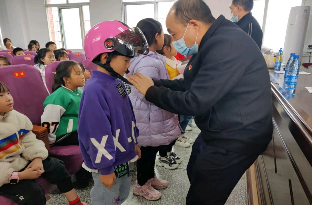 利福塔镇：“一盔一带”道路安全宣传活动走进校园