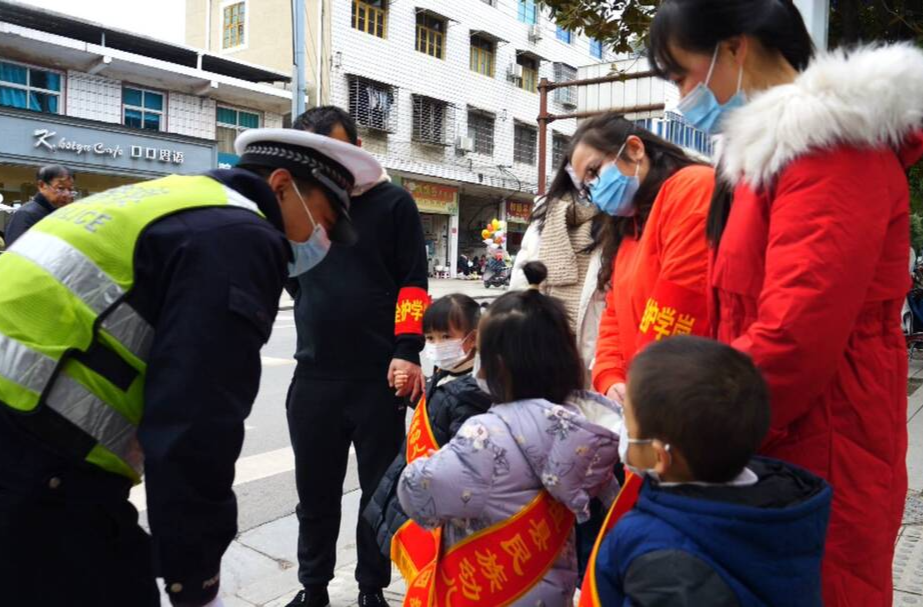 县民族幼儿园开展“小手拉大手 共享文明交通”活动