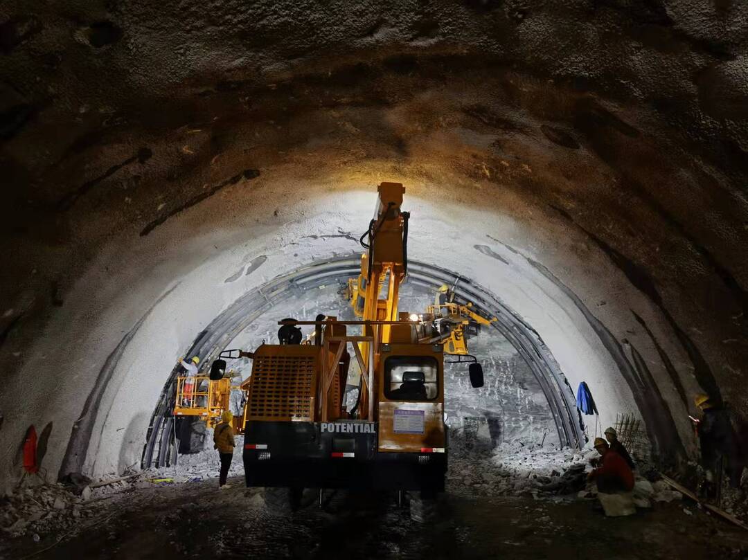 桑龙高速公路（桑植段）雷家山隧道项目建设进度已过半