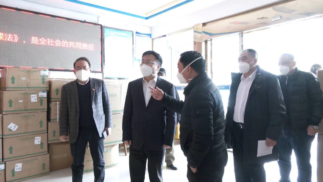 曹飞看望慰问一线医护工作者