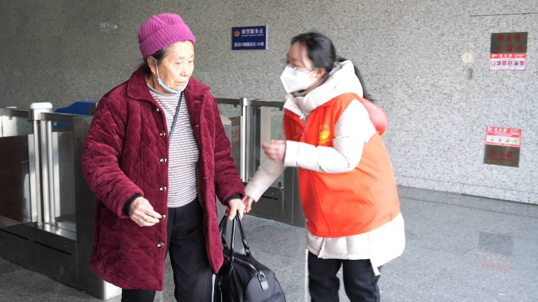 团县委开展“情满旅途·暖冬行动”春运志愿者服务活动