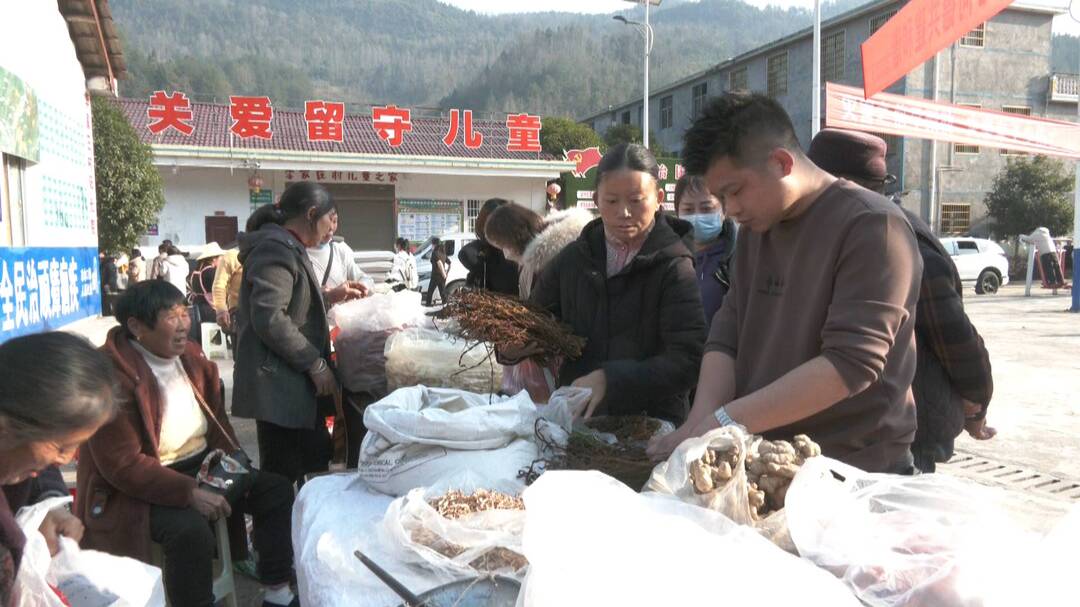 爱心聚力量，真情筑希望——志愿者到凉水口镇献爱心