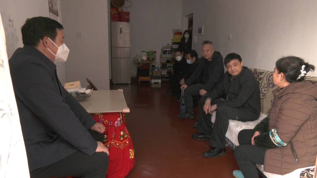 谭绍华来我县走访慰问脱贫攻坚期间因公殉职干部家属