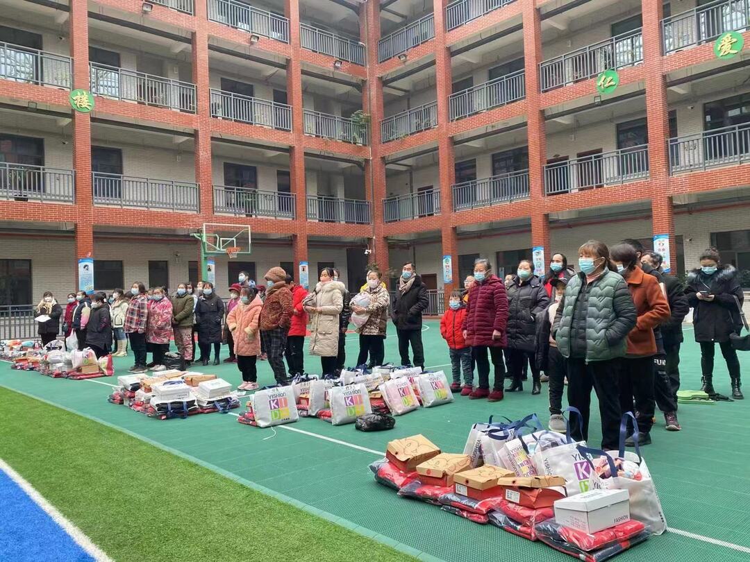 爱心人士在行动 为启智学校捐赠暖冬物资