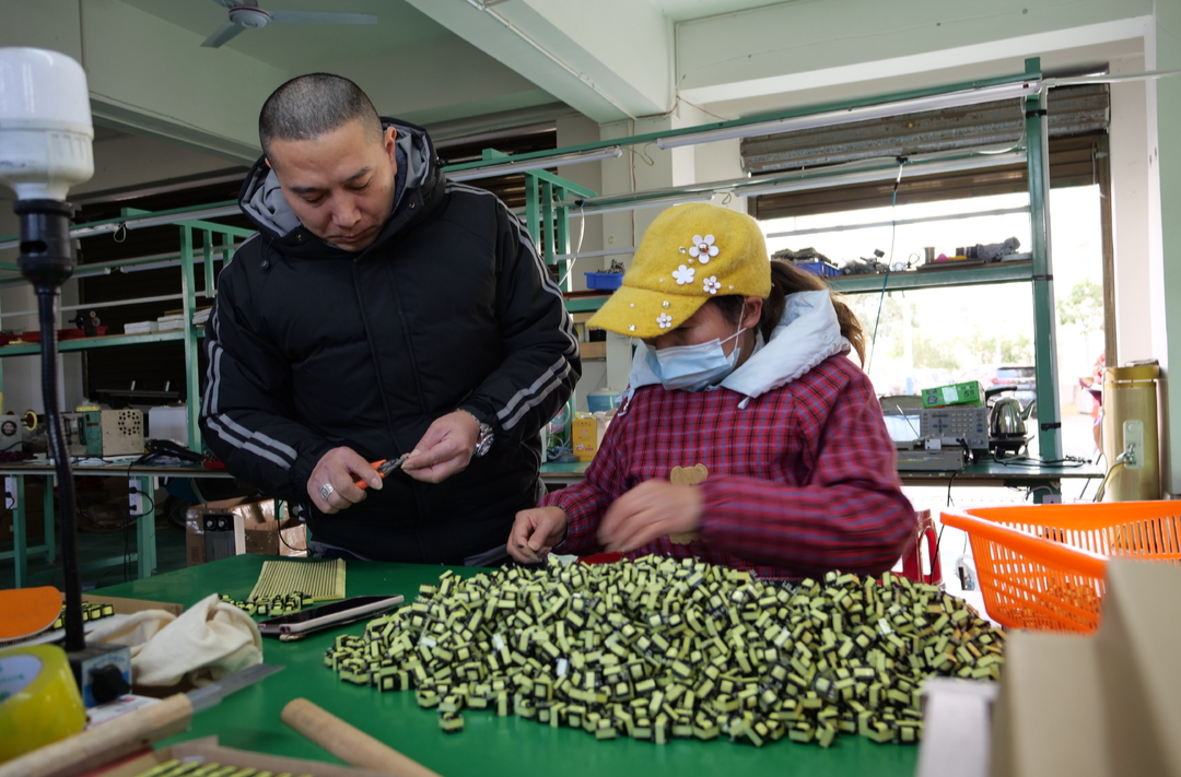 新春走基层 | 电子企业忙生产   “兔”飞猛进开门红