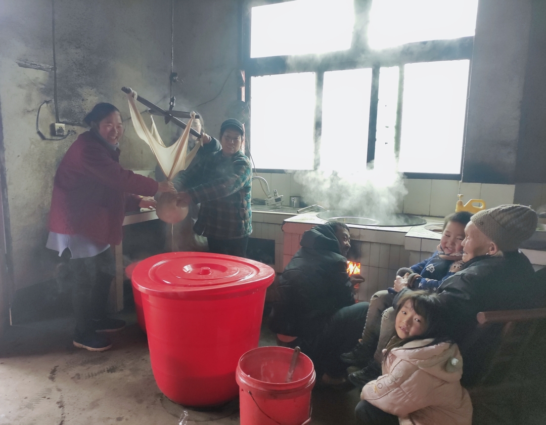 新春走基层 | 四世同堂其乐融融 围着灶台忙炸油豆腐