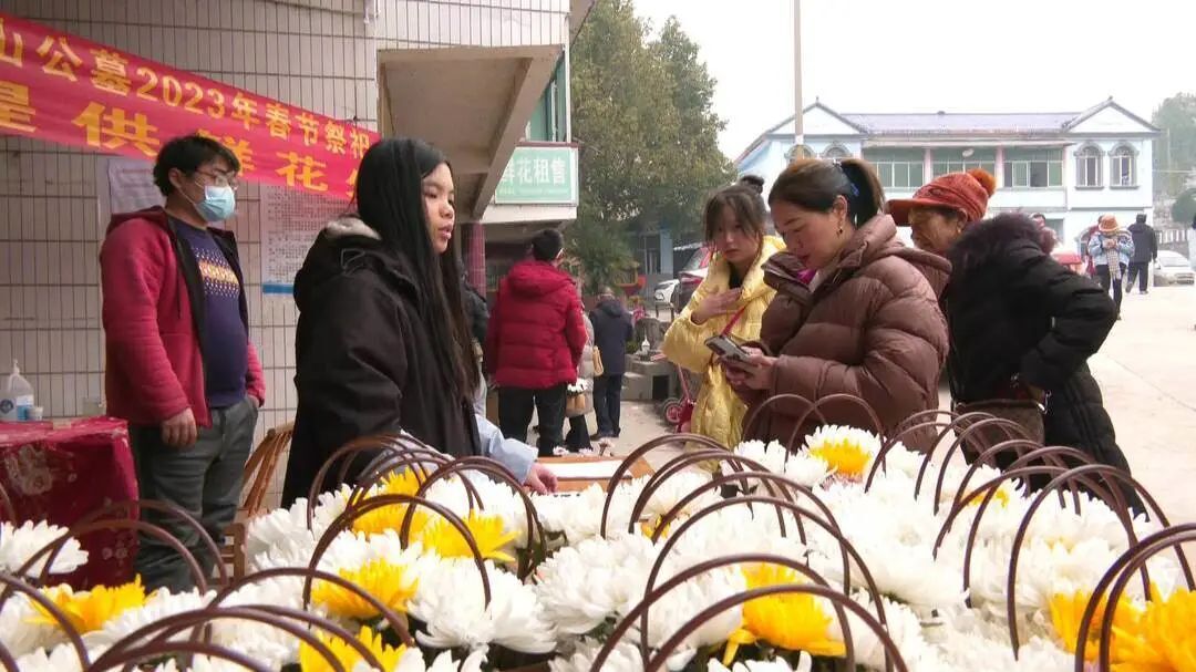 县民政局：免费发放鲜花 倡导文明祭祀新风尚