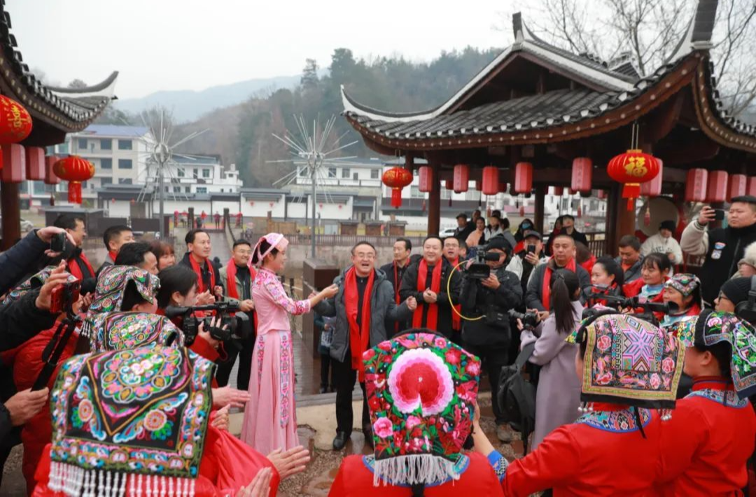 梁高武与群众共度除夕