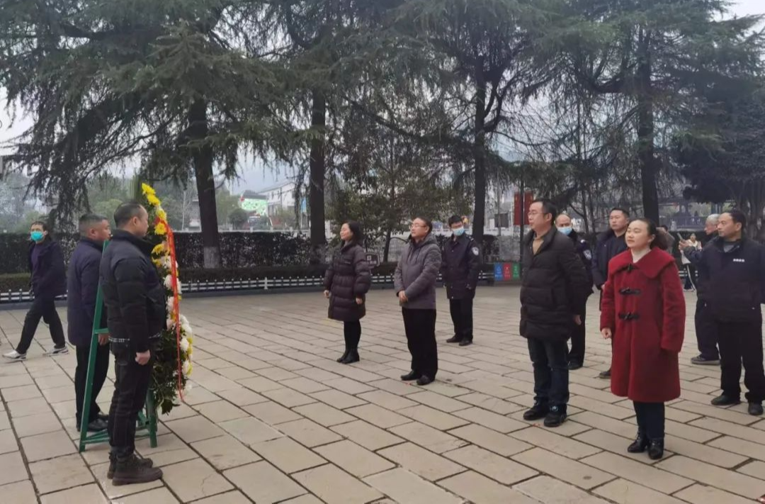 大年初一，梁高武向贺龙元帅铜像敬献花篮，检查景区景点旅游接待工作