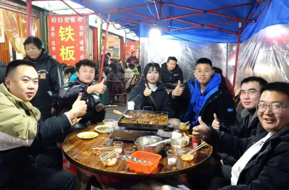 新春走基层 | 新春夜市烟火浓 亲友相聚话家常
