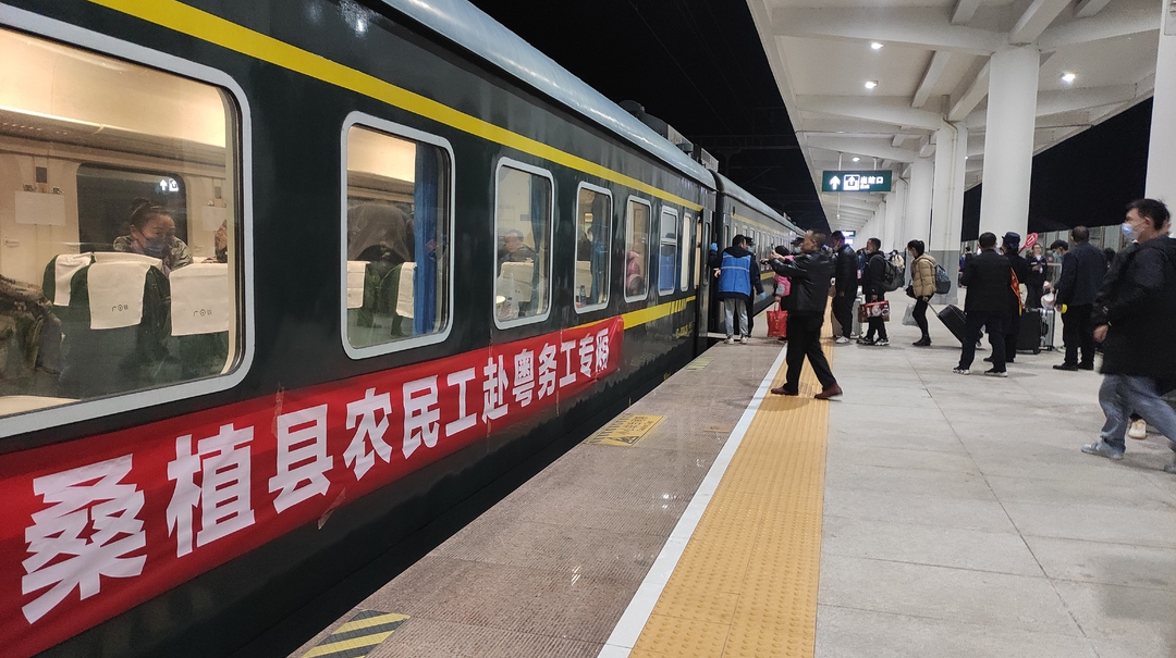 春风送暖返岗路  一路护送暖民心