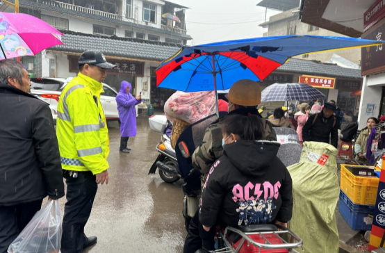 洪家关白族乡“开学第一课”文明交通劝导助力安全出行