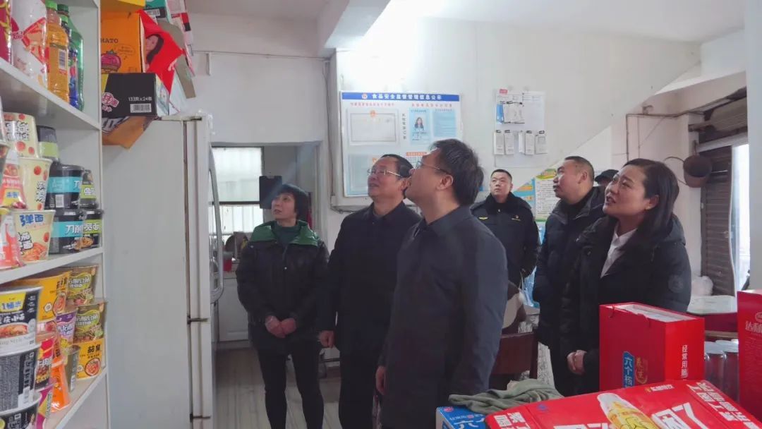 曹飞到洪家关白族乡调研食安创建工作