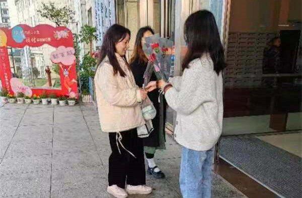 桑植县机关事务服务中心：”三八“送鲜花 关怀暖人心