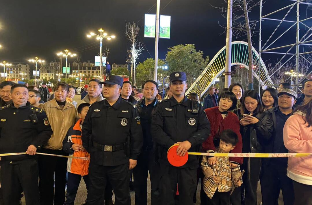 现场报道|热闹背后 是他们在保护我们的平安
