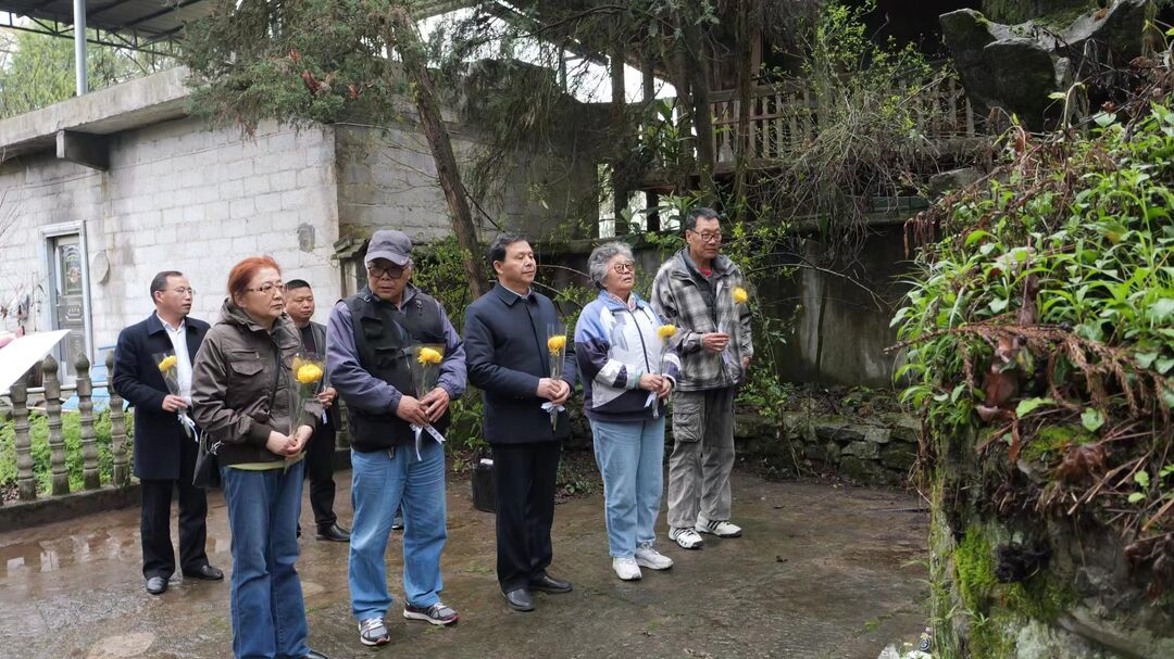 廖汉生将军之女廖晓理祭拜贺龙元帅和廖汉生中将