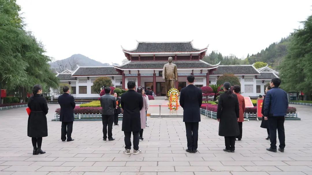 徐亚东、陈秋红向贺龙纪念馆捐赠书画