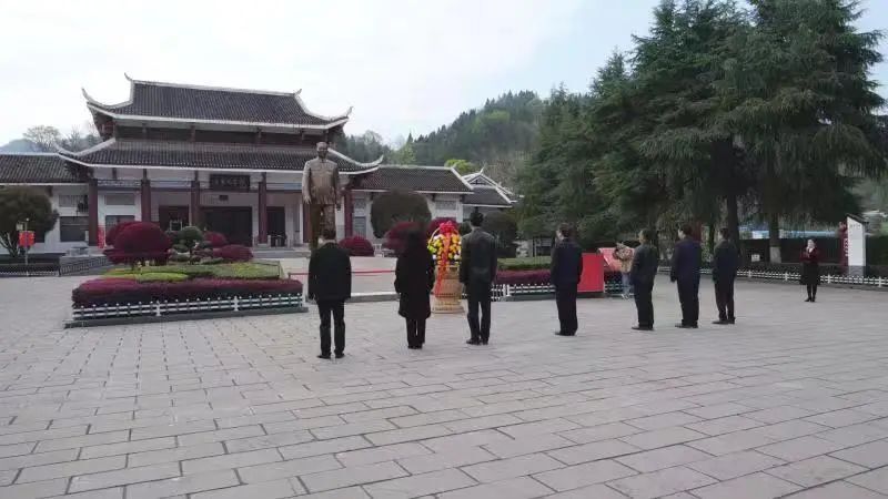 曹飞一行开展清明祭扫活动