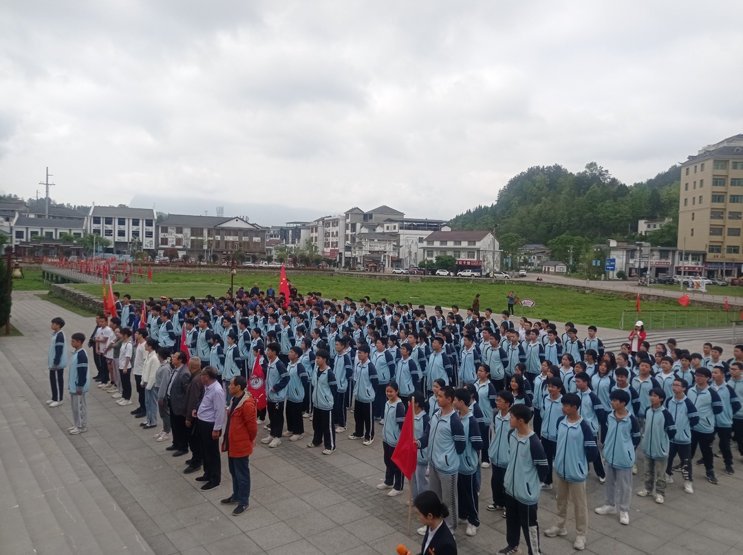 桑植县德兴高级中学开展重走长征路红色研学活动