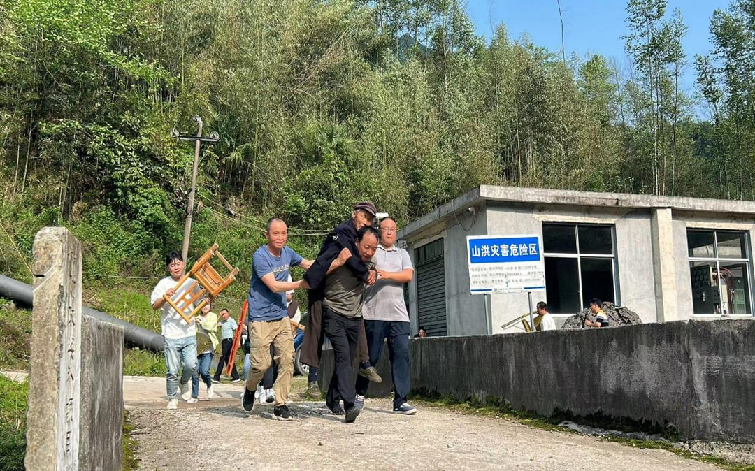人潮溪镇开展综合应急演练